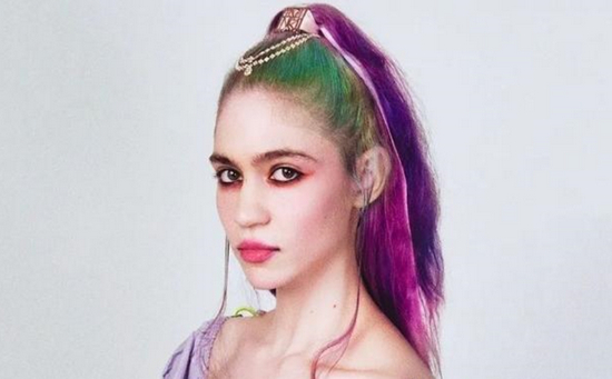 ·格莱姆斯在MV中的造型。