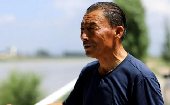 武玉良站在黄河边