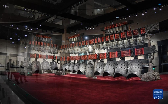 2021年12月20日，湖北省博物馆新馆开馆。这是参观者观赏曾侯乙编钟。新华社记者 程敏 摄