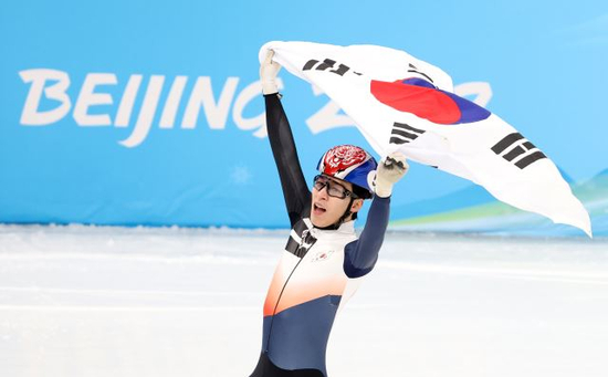  黄大宪9日赛后挥舞韩国国旗（图源：韩媒）