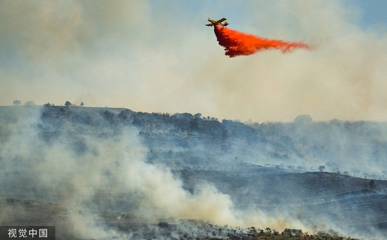 当地时间2022年7月19日，西班牙瓜达拉哈拉，一架直升机正在灭火。视觉中国 资料图