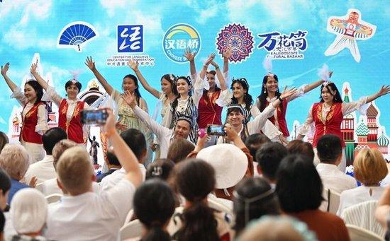 2025年8月6日,“上合之约·丝路津彩”上合国家青年学生“万花筒”文化市集在天津庆王府举行。这是上合国家青年学生在共同表演舞蹈节目。新华社记者 李然 摄