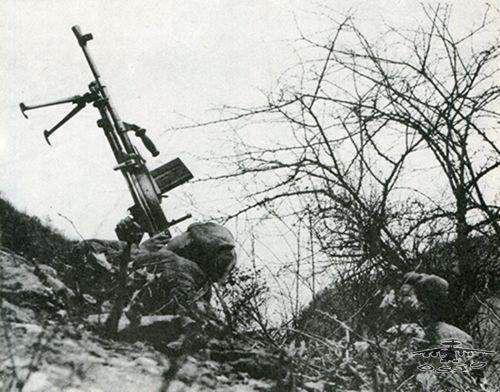  （图为关崇贵举枪对空）