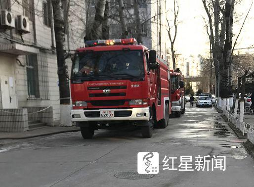  ▲下午3点左右，学校里还停着几辆消防车&nbsp; &nbsp; &nbsp;图据红星新闻
