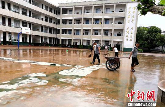 图为连城教师家长清理受灾校园。　黄水林 摄