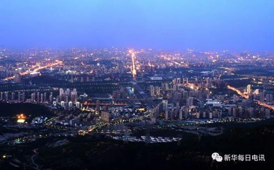 从京西定都峰上远眺华灯初上的长安街及北京城（5月30日摄）。新华每日电讯记者罗晓光 摄