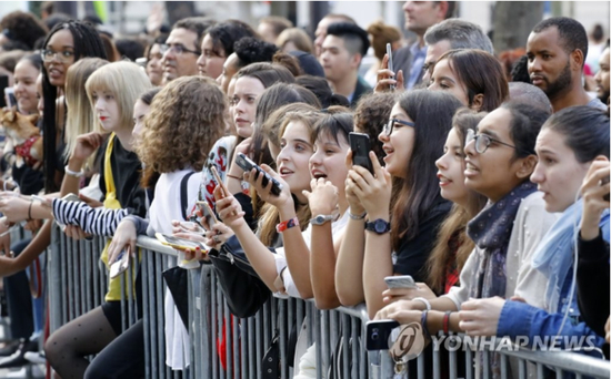  100多名法国粉丝在演唱会场外等待BTS现身。（韩联社）