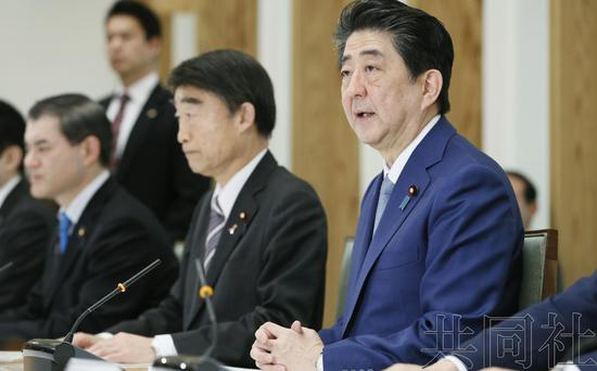  日本首相安倍晋三（右一）在内阁会议上发言。（共同社）