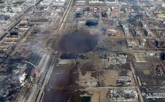 　3月23日，江苏盐城市响水县，天嘉宜化工有限公司爆炸核心区明火已被扑灭，现场露出直径超过百米的大水坑。图/视觉中国