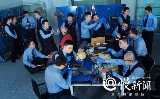 ▲重庆市公安局刑侦总队法医科致伤工具实验室，每个人手里的工作，都在讲述一个案件背后的故事