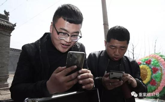 　　▲一场葬礼上，职业哭丧人刘弘直播演出，表演间隙还与直播间的粉丝互动。&nbsp;&nbsp;&nbsp;&nbsp;&nbsp;新京报记者&nbsp;尹亚飞&nbsp;摄