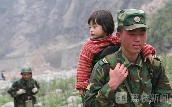  张宏伟拍摄的军人背女孩照片 受访者供图