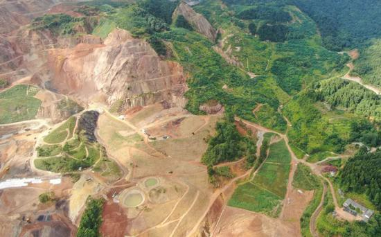 大宝山已进行生态修复和即将进行生态修复的不同片区泾渭分明（8月4日无人机照片）。本报记者邓华摄