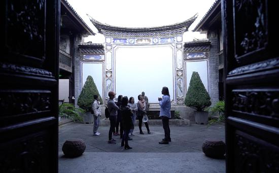 林登为客人讲述喜洲故事