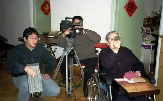 冯雪松（左）正在拍摄《寻找方大曾》。（整理自中国记协微信公众号）