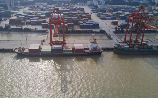 2021年6月3日，集装箱货轮停靠在中国（福建）自由贸易试验区福州青州集装箱码头（无人机照片）。新华社记者 宋为伟 摄