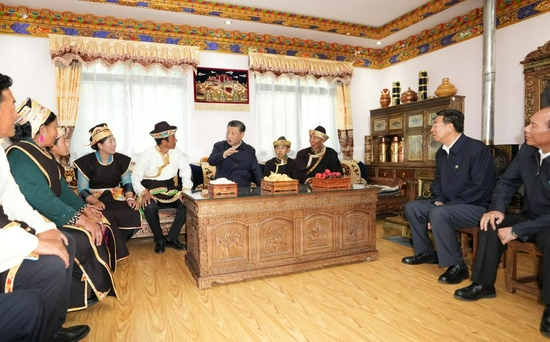 7月21日下午，习近平在林芝市巴宜区林芝镇嘎拉村，同村民达瓦坚参一家人围坐在客厅里聊家常。新华社记者 李学仁 摄