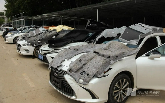  △脚垫等物品被放在车顶等待晒干