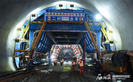 2020年5月15日，中国交建新疆乌尉公路包PPP项目乌尉土建第六标段天山胜利隧道施工现场。石榴云/新疆日报记者 韩亮摄