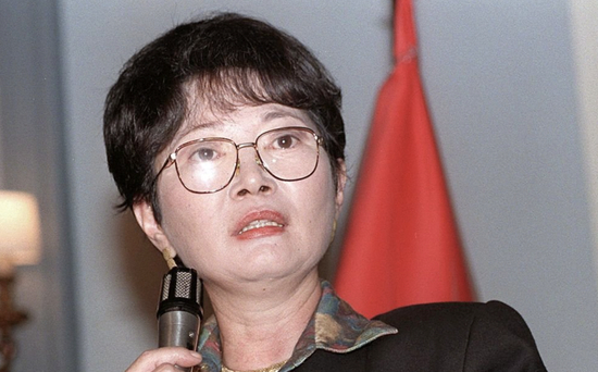  ·1994年，苏珊娜·樋口在集会中控诉丈夫。（盖蒂图片社）