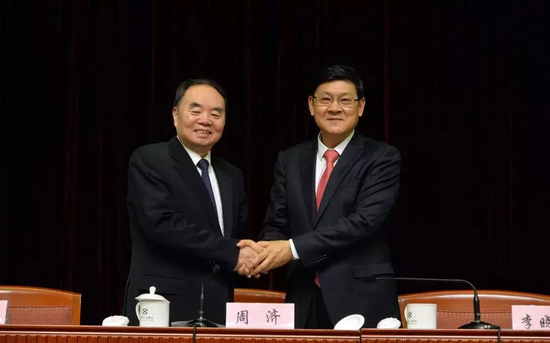 李晓红与周济握手。科技日报记者 洪星摄