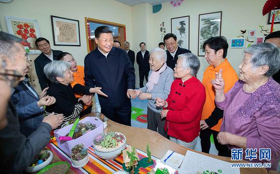 2018年11月6日至7日，中共中央总书记、国家主席、中央军委主席习近平在上海考察。这是6日上午，习近平在虹口区市民驿站嘉兴路街道第一分站托老所同老年居民亲切交谈。 新华社记者 李涛 摄