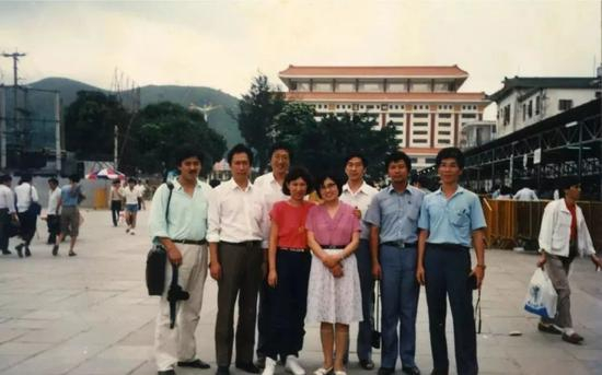  首次来深圳的郭台铭（左二）