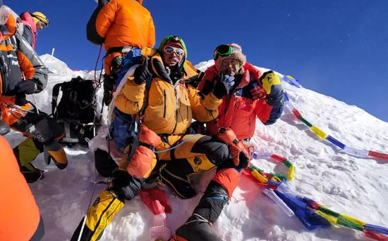 　　▲范波（右）最终成功登顶珠峰。范波供图