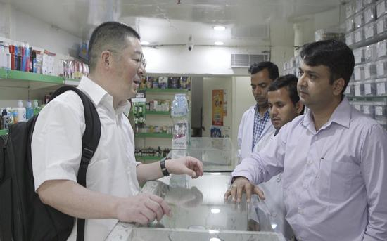 陆勇在印度新德里一家药店内咨询仿制药相关事宜。新京报记者&nbsp;游天燚&nbsp;摄