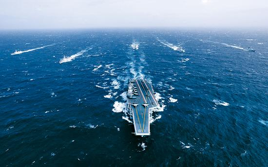 中国海军航母编队乘风破浪 张凯/摄