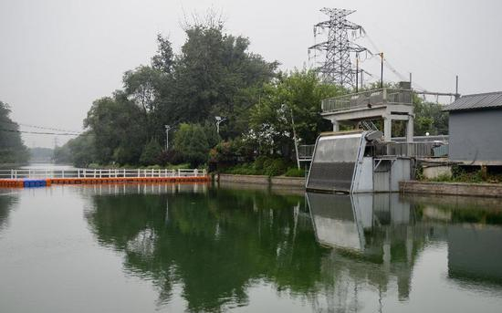 8月9日，南水从京密引水渠进入龙背村泵站。新京报记者 郑新洽 摄