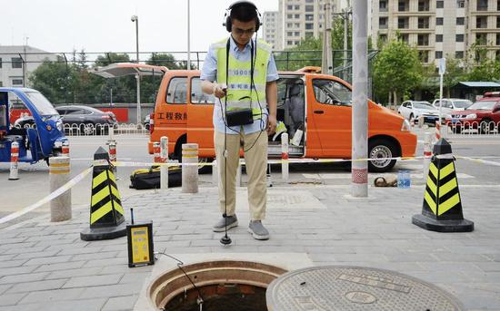 8月9日，北京自来水集团管网管理分公司70多名巡视员每天都沿着全市的管网巡视。新京报记者 郑新洽 摄