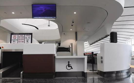 ▲行李托运履带与地面呈特定斜角，约30度，方便旅客托运大件行李。摄影/新京报记者 吴宁