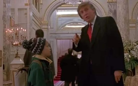 特朗普在《小鬼当家2》中客串。/电影片段截图