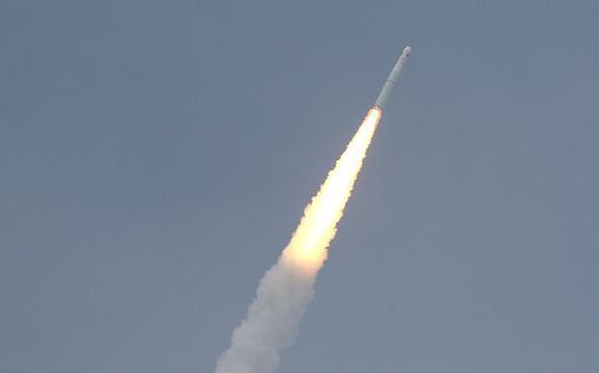 6月5日，我国在黄海海域用长征十一号海射运载火箭完成一箭七星发射。 　　图片来源：视觉中国