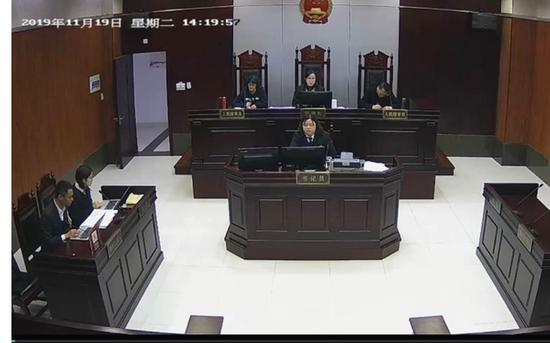 庭审现场。网络截图