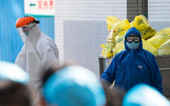 医废转运人员正在武汉协和医院西苑转运医疗废物。新京报记者 陶冉 摄