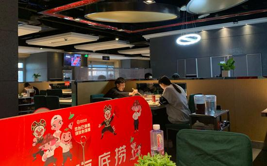 　　4月6日，海底捞北京门店开放堂食第二天。新京报记者走访发现，门店采取了隔桌坐等防疫措施。 &nbsp; &nbsp;新京报记者 李一凡 摄