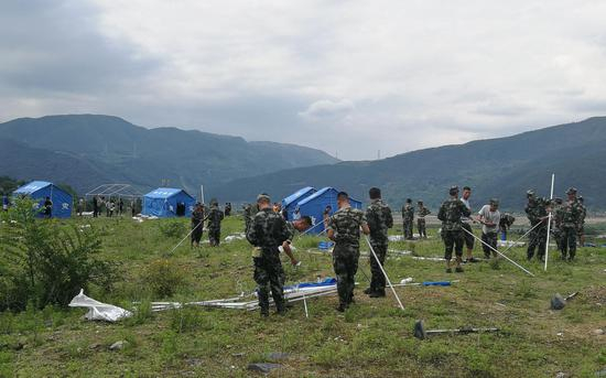 救援人员在安置点搭建帐篷。受访者供图