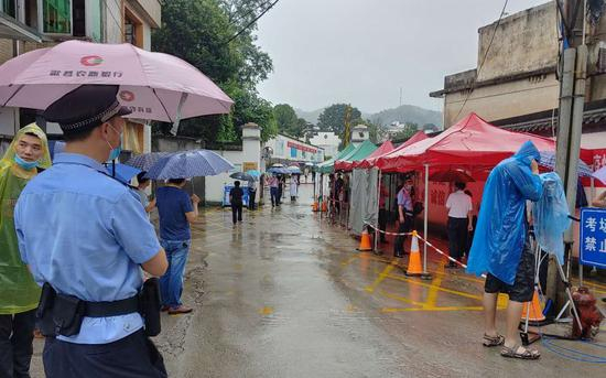  7月8日上午8时许，歙县中学考点门口陆续有考生入内。新京报记者 海阳 摄
