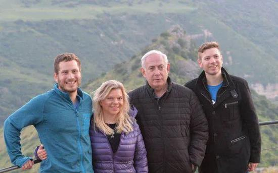  ·亚伊尔（右）和父亲（右二）、母亲（左二）、弟弟