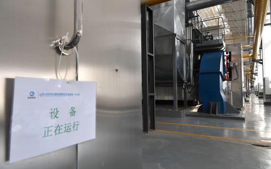 　　昨日，北京热力集团朝一分公司望京蓝天锅炉房内，设备已经开始点火运行，开始试供暖。新京报记者 吴江 摄