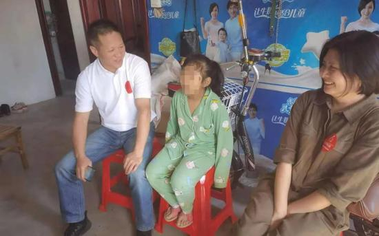 ▲2020年10月，监狱民警在入户了解服刑人员未成年子女的基本情况。受访者供图