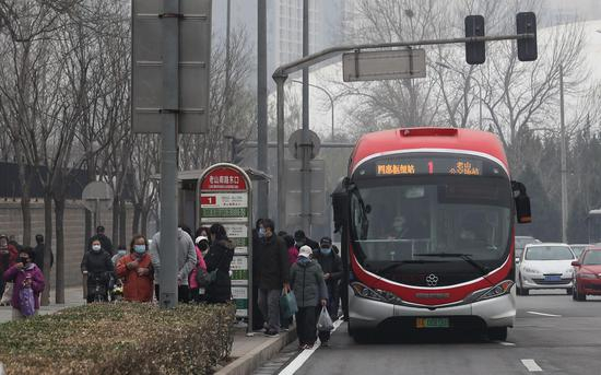  前往八宝山公墓可乘坐公交、地铁等公共交通工具。摄影/新京报记者&nbsp;王贵彬