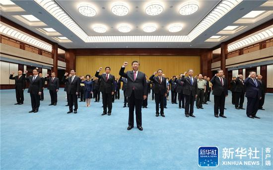 　　6月18日，党和国家领导人习近平、李克强、栗战书、汪洋、王沪宁、赵乐际、韩正、王岐山等在中国共产党历史展览馆参观“‘不忘初心、牢记使命’中国共产党历史展览”。这是参观结束后，习近平带领党员领导同志一起重温入党誓词。新华社记者 李学仁 摄