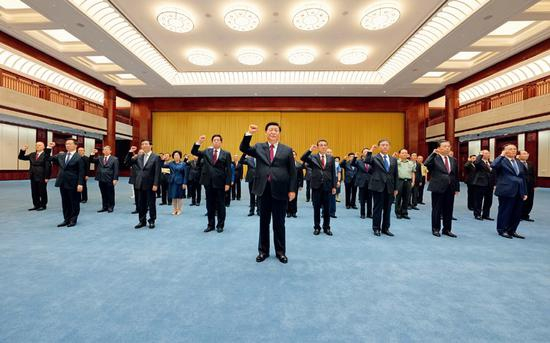  2021年6月18日，党和国家领导人习近平、李克强、栗战书、汪洋、王沪宁、赵乐际、韩正、王岐山等在中国共产党历史展览馆参观“‘不忘初心、牢记使命’中国共产党历史展览”。这是参观结束后，习近平带领党员领导同志一起重温入党誓词。 新华社记者 李学仁/摄