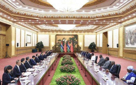 9月6日下午,国家主席习近平在北京人民大会堂会见来华出席中非合作论坛北京峰会的冈比亚总统巴罗。新华社记者 丁林 摄