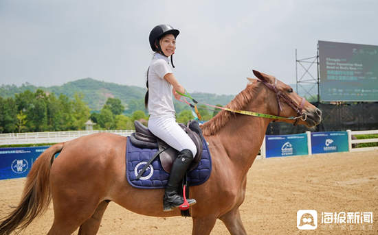 许方燕在练习马术