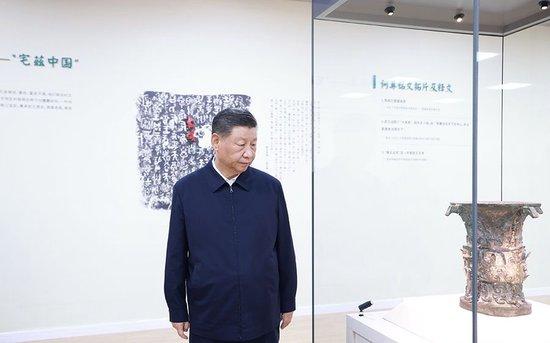 2024年9月10日,习近平总书记在宝鸡市考察宝鸡青铜器博物院,了解当地加强文物保护利用等情况。新华社记者 王晔 摄