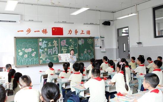 △2025年8月31日,重庆永川区上游小学,老师向学生们讲述抗战历史和英雄事迹,激发学生的爱国热情。
